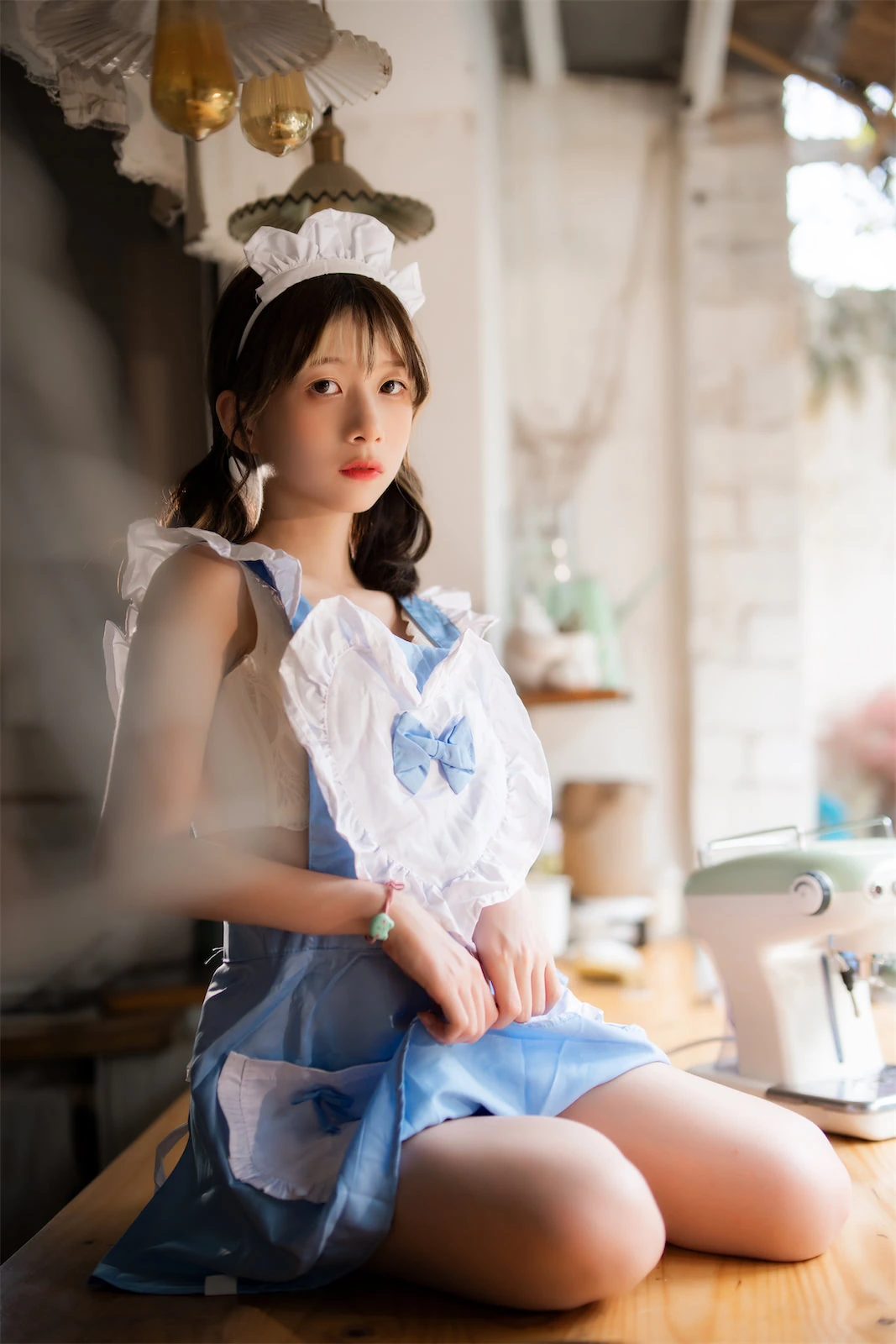 清青琴玖 cosplay 海外名称与作品视觉 清青琴玖女仆主题服装室内坐姿照片