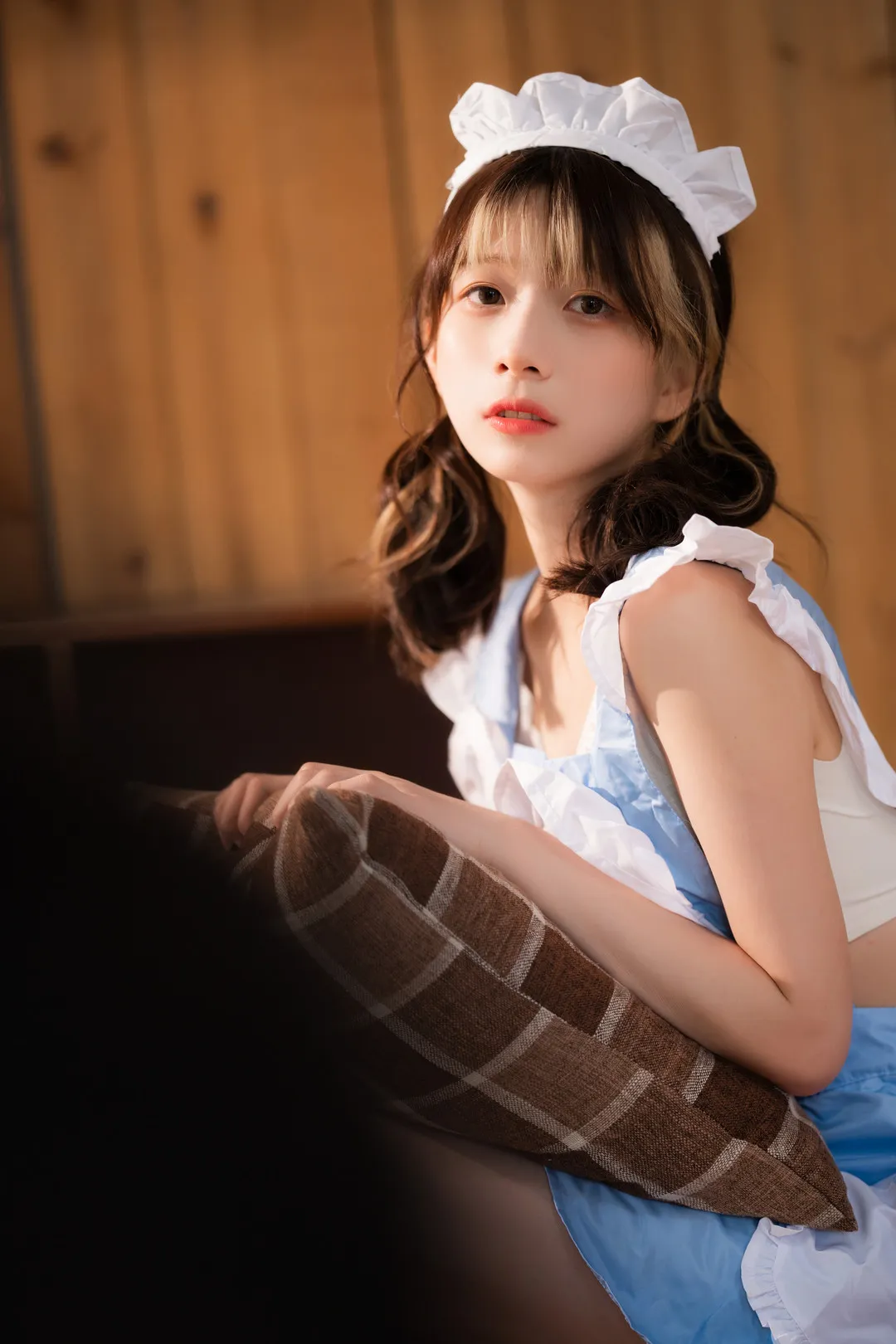 清青琴玖 cosplay 海外名称与作品视觉 清青琴玖蓝白服装近景写真,室内暖色背景