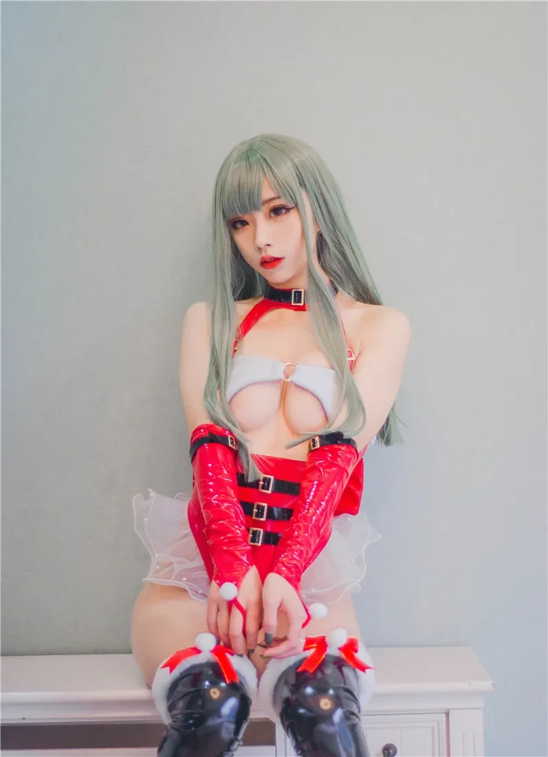 清颜真德秀 cosplay海外 清颜真德秀红色主题角色写真，长发造型和亮色服装