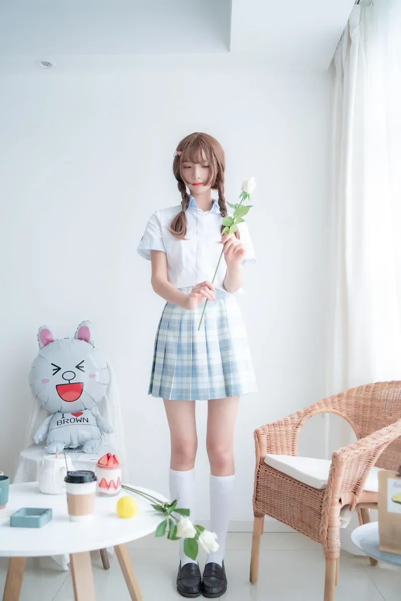 清月已经不困了海外名称与Cosplay 清月已经不困了浅色服装造型照片，白色上衣搭配格纹裙和编发发型