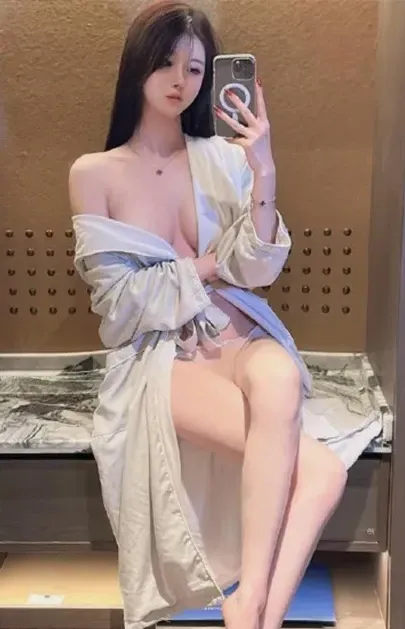 暖色台灯光影下微侧面素雅造型