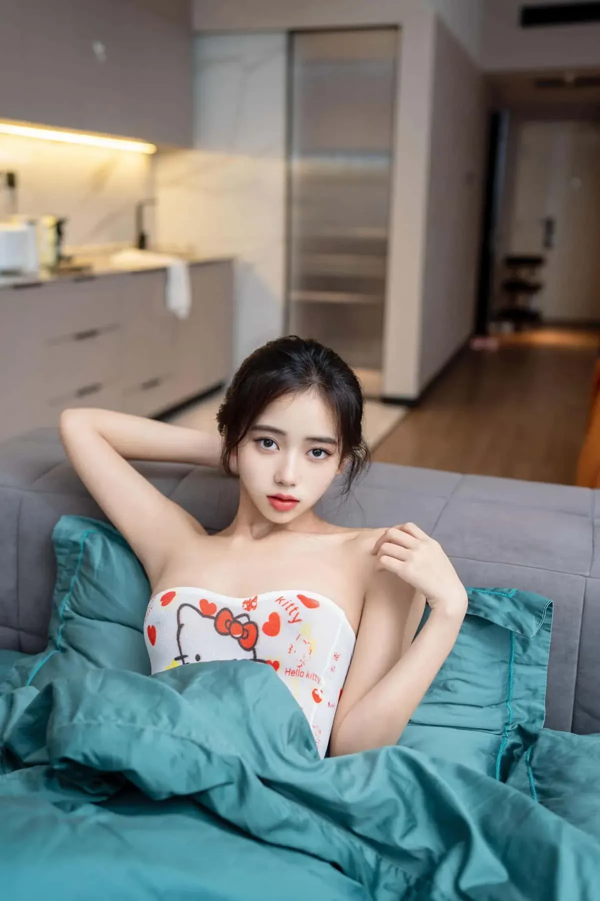 时安安写真与海外名称 时安安室内写真，黑色发型搭配浅色服装的生活化造型