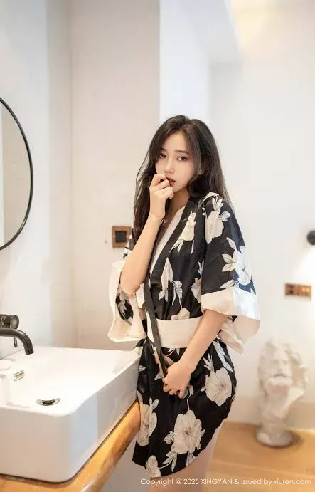 时安安写真与海外名称 时安安黑色花纹服装室内写真,明亮背景下的人物造型