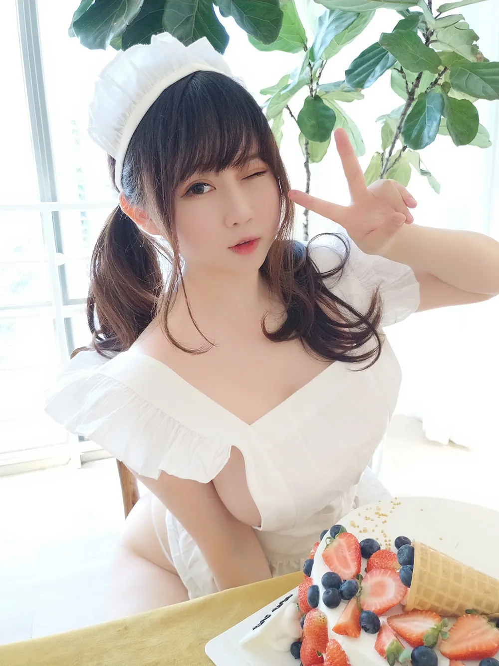 是依酱吖 cosplay海外名称与视觉 是依酱吖白色服装明亮场景照片