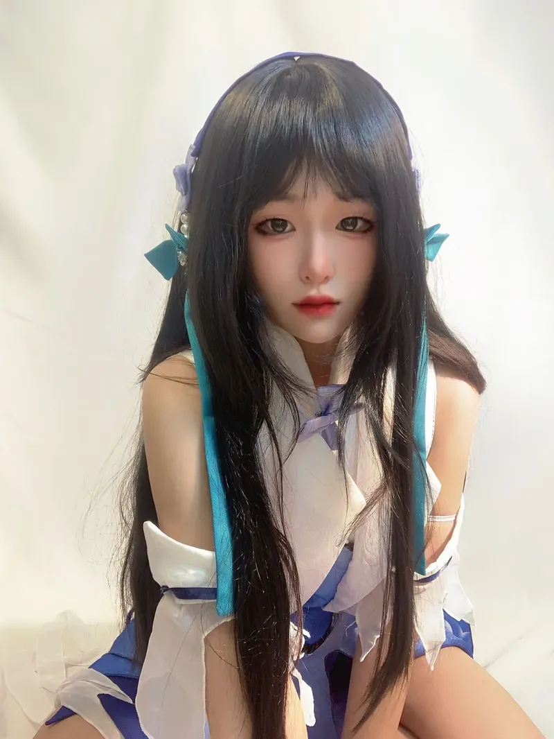 桃谷若姬子海外名称 桃谷若姬子黑色长发搭配蓝白服装的公开造型图片