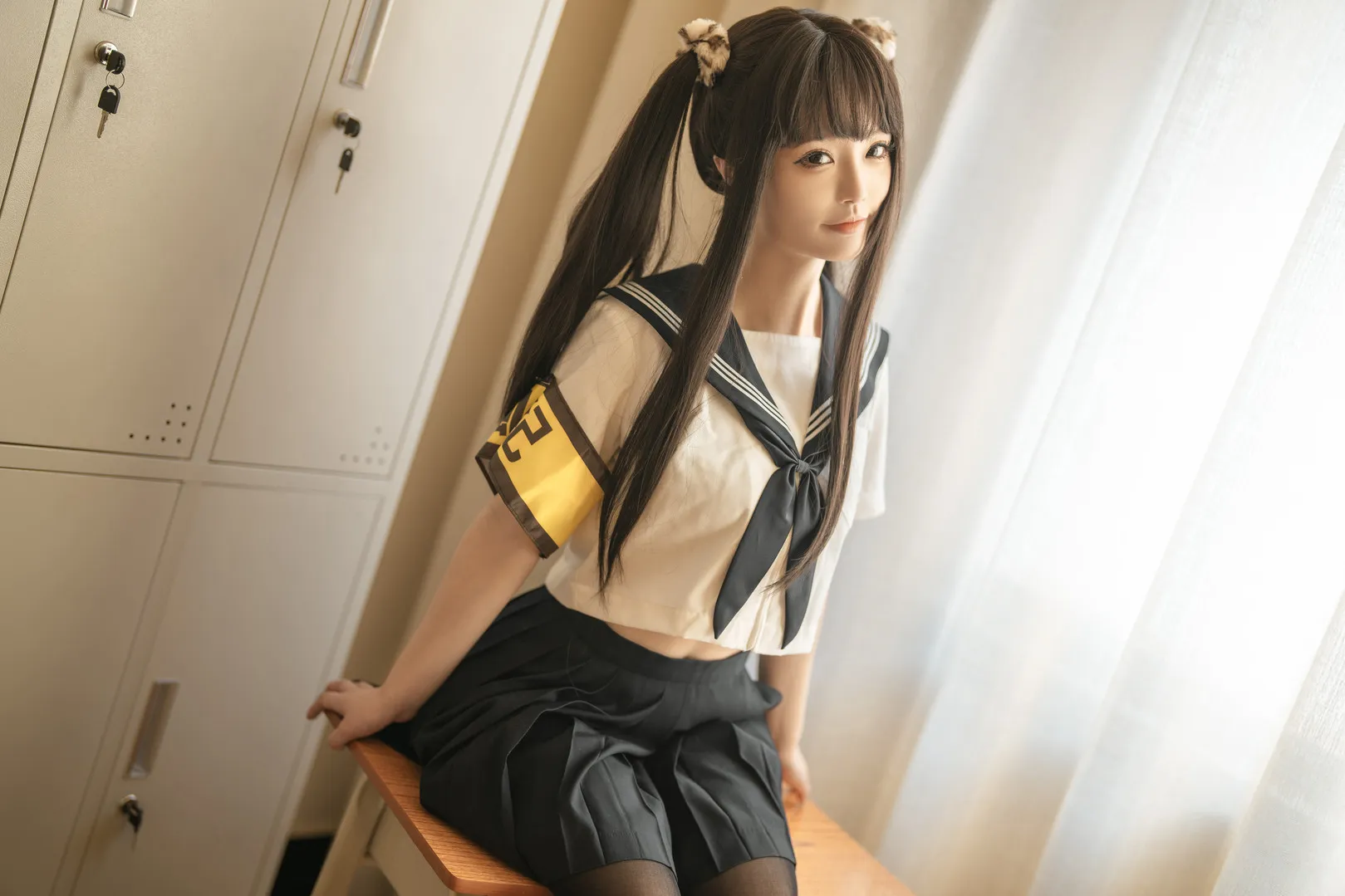 桃良阿宅海外名称辨识与Cosplay代表作品 室内制服造型照片，米白色储物柜与窗帘构成背景，人物坐在木质台面上，右侧自然光照亮面部
