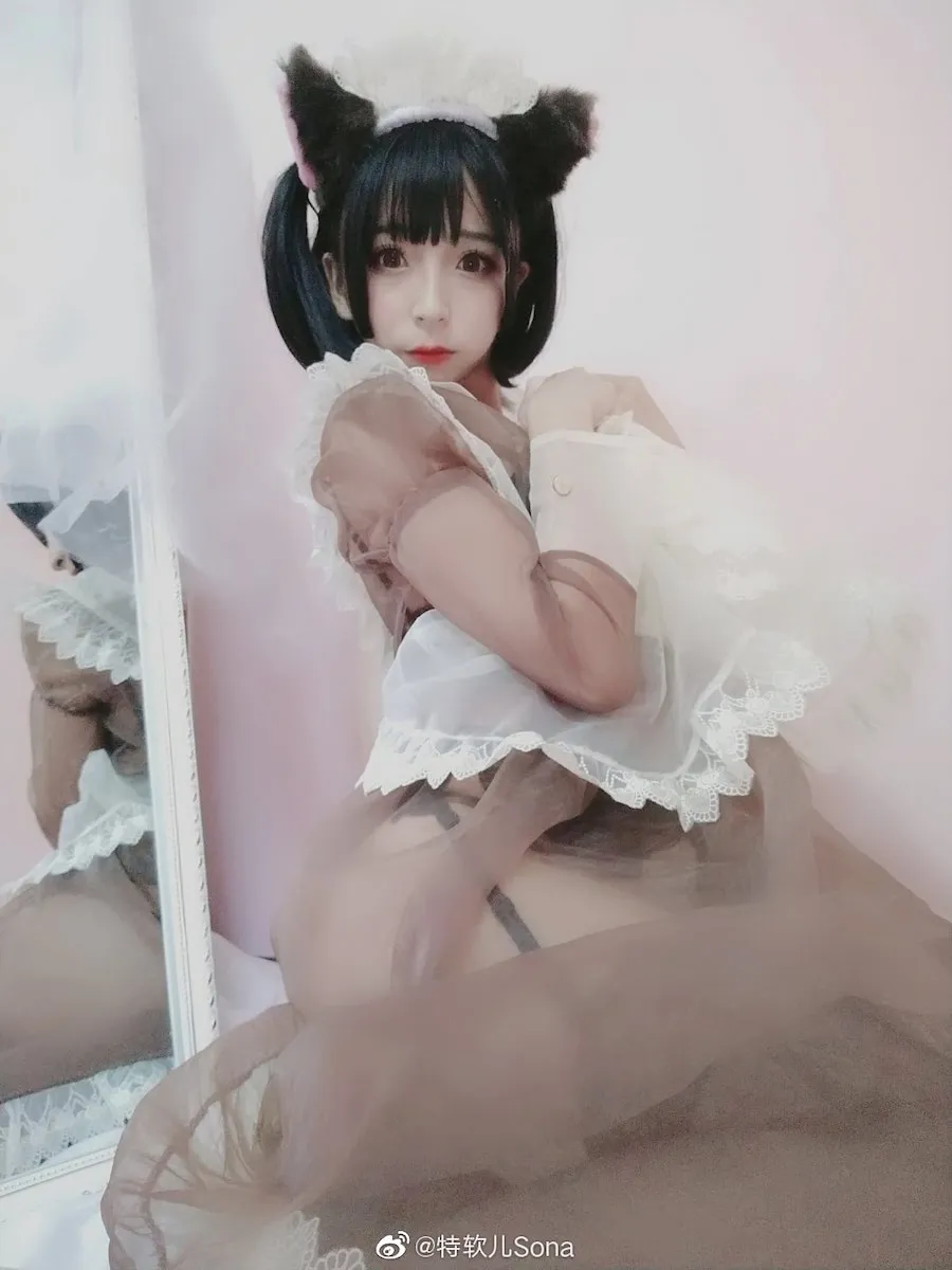特软儿Sona海外Coser名称识别与作品整理 特软儿Sona猫耳主题造型照片，浅色背景下穿着白色服饰
