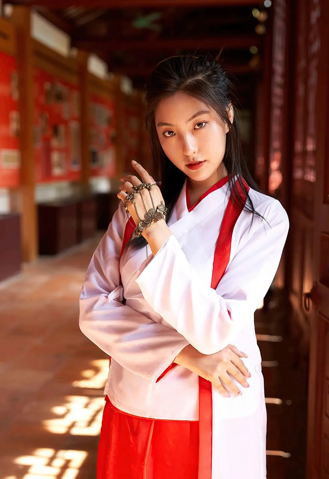 缇娜美穿着红白配色中式汉服展示铜质手饰