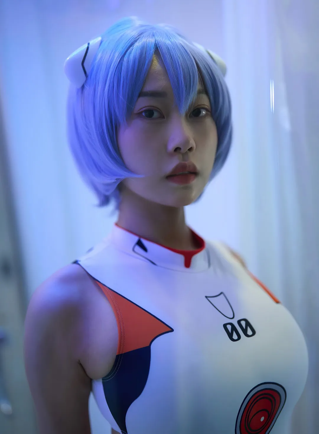 缇娜美佩戴浅蓝短发发套与零号机标志特制紧身背心近景