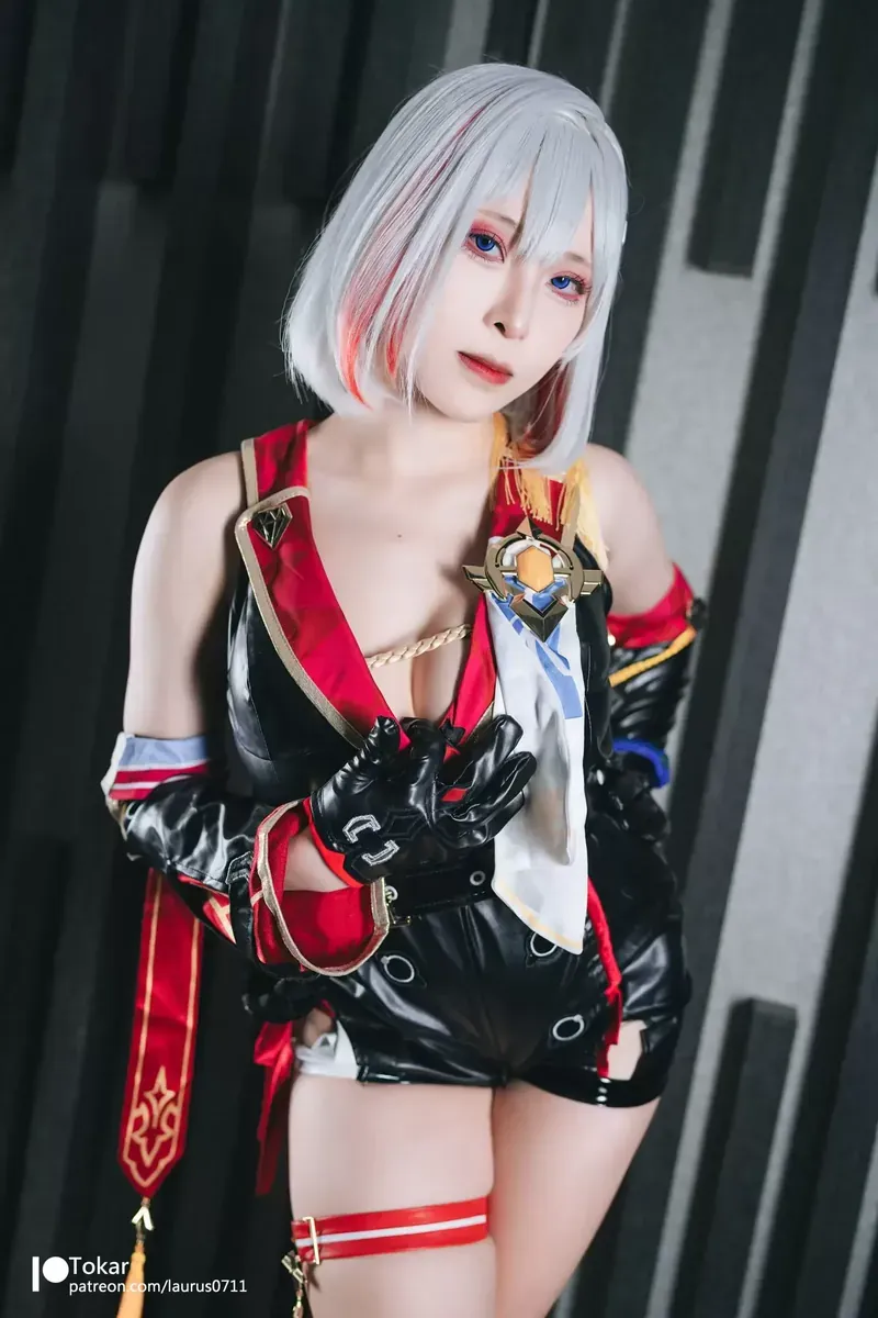 无欲无求的推土君 海外Coser名称 无欲无求的推土君白色假发红黑服装Cosplay造型