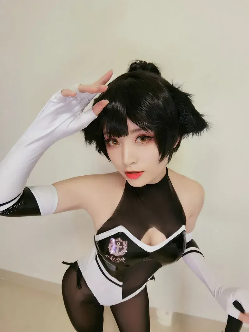 星野saori海外Coser名称识别与代表作品 星野saori黑白角色Cosplay服装近景