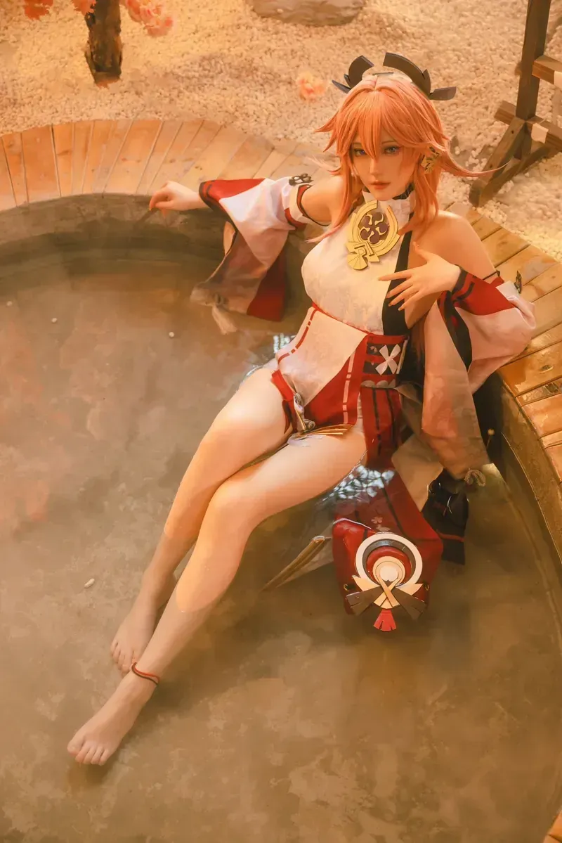 星野saori海外Coser名称识别与代表作品 星野saori橙发游戏角色Cosplay场景照片