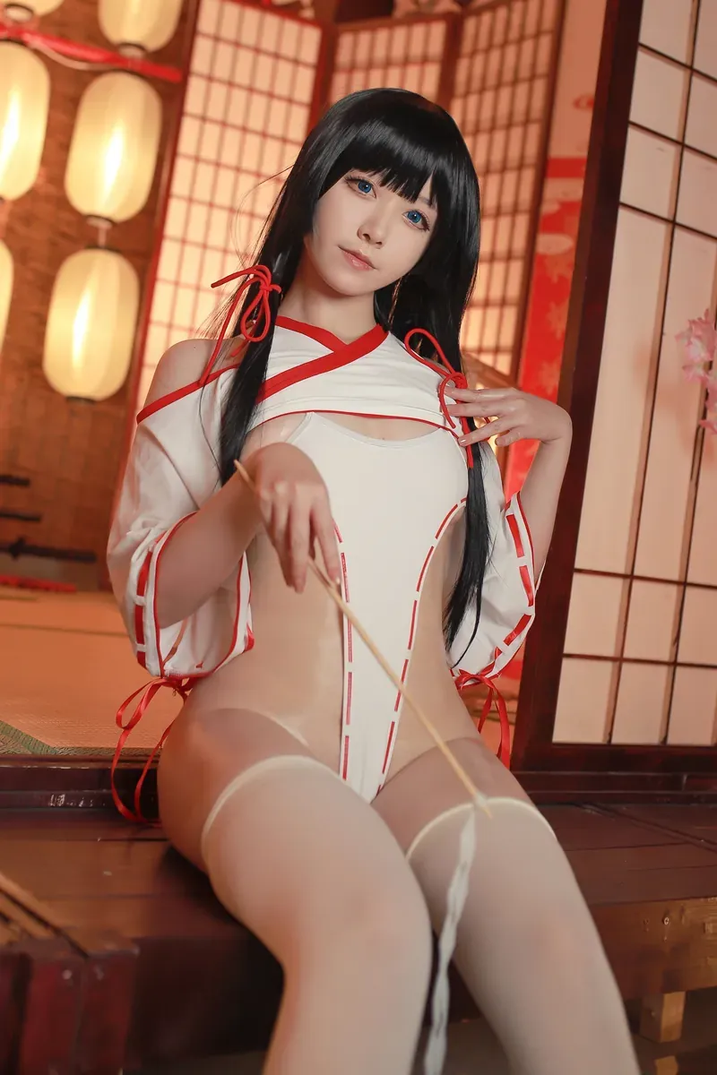 楊衣Yangyi 海外名称识别与 Cosplay 代表作品 黑色长发、齐刘海人物穿红白配色的日式元素服装,坐在木制平台上,身后有暖光灯笼和纸格隔扇,手中持有细长道具。