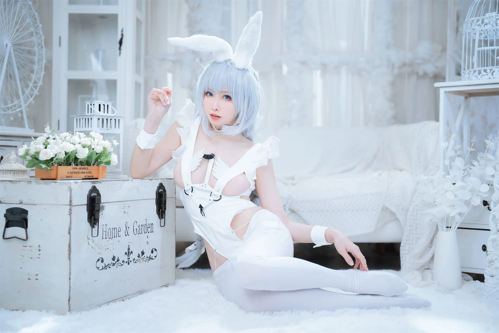 樱岛嗷 cosplay 跨语言名称识别与作品视觉整理 樱岛嗷白色主题服装与浅色空间造型照片
