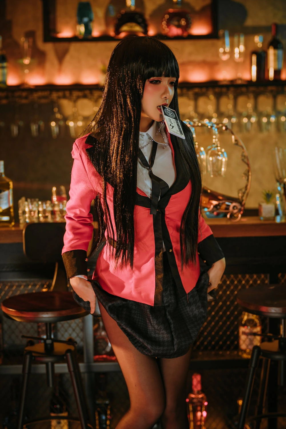 源纱希喵喵喵 cosplay海外名称与作品 源纱希喵喵喵黑发角色服装与暖色室内场景
