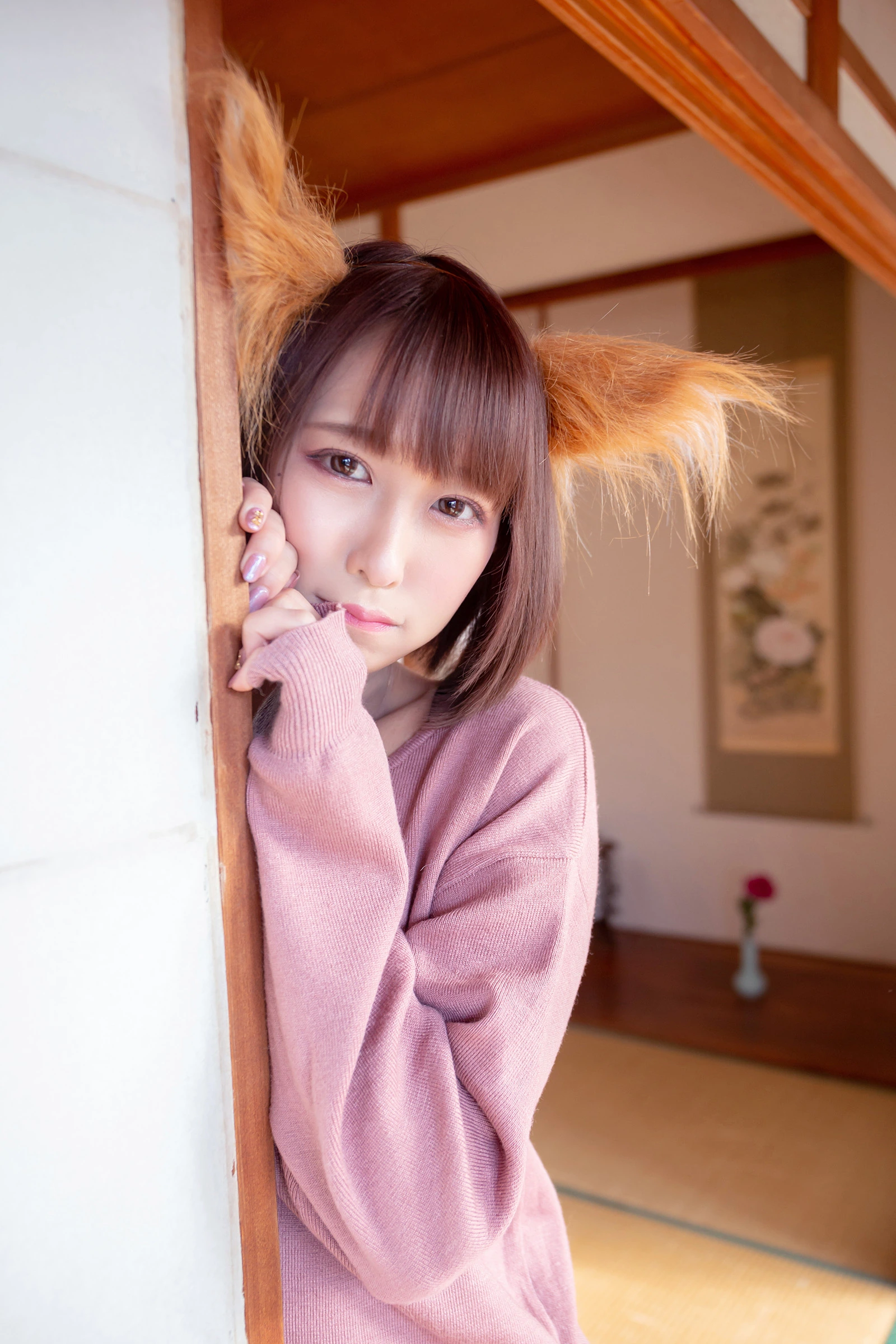 月城委員会名称辨识 棕色短发、橙棕色兽耳与粉色针织上衣的和室门边半身照