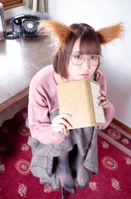 月城委員会名称辨识 戴圆框眼镜和兽耳、手持书本的粉色上衣与格纹裙室内造型