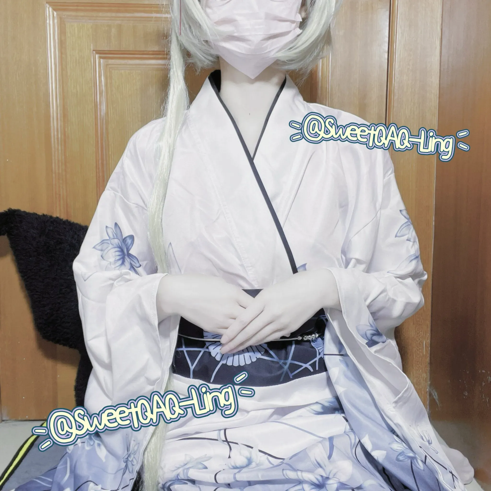 月色跨语言名称辨识 浅色花纹和服、银白色长发与木质门板背景的室内近景